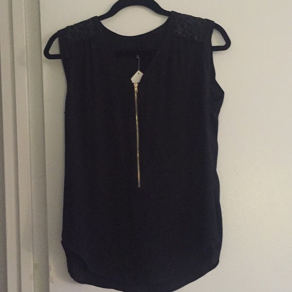 Black top - Picture 1 of 1